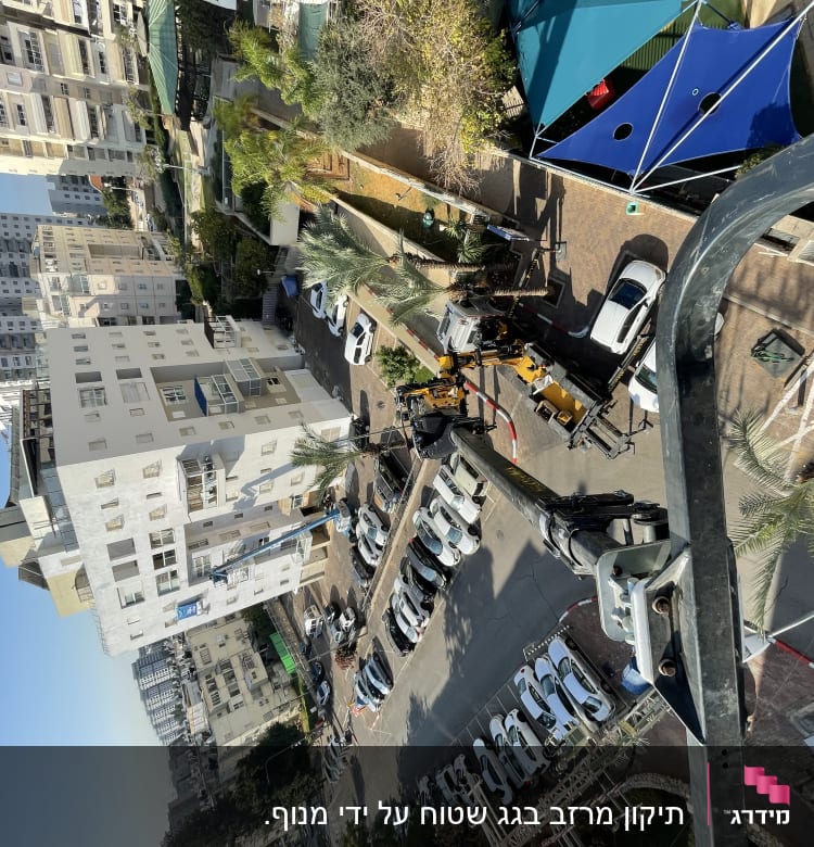 מנוף על גג בניין עם ציוד עבודה